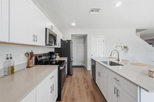 Building Photo - 1330 Current Pl