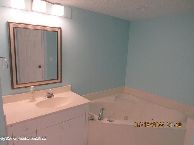 Building Photo - 606 Shorewood Dr
