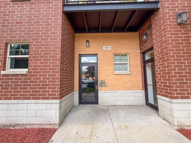 Building Photo - 3954 N Oriole Ave