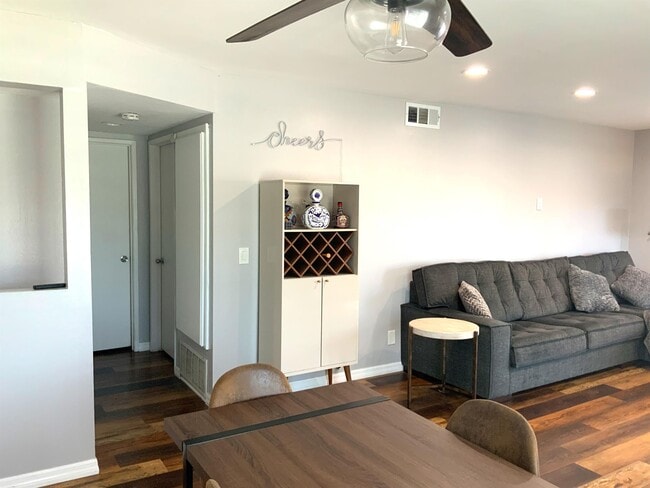 Building Photo - 955 E 3rd St