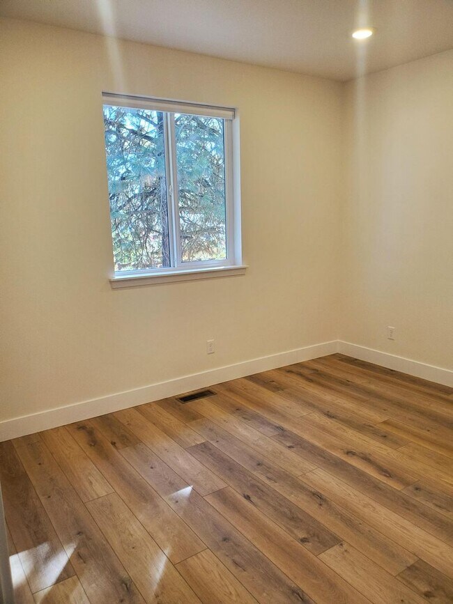 Building Photo - 16 E 7th St