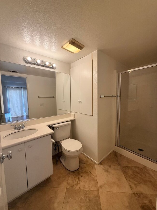 Building Photo - Beautiful Tri-Level Home in Prestigious Oa...