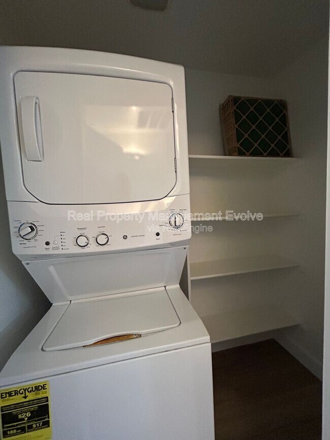 Building Photo - 920 E Devonshire Ave