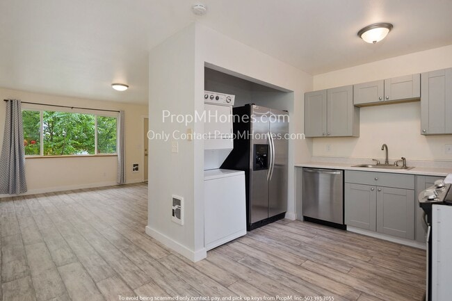 Building Photo - Updated Two Bedroom Duplex in SE!