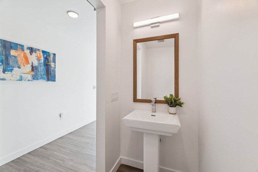 Building Photo - 222 E Jefferson St