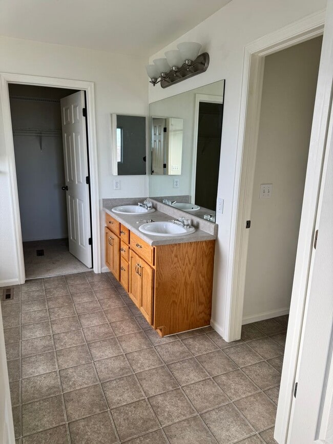 Building Photo - 1613 Summerset Dr