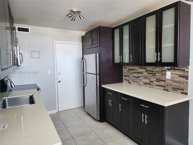 Building Photo - 3161 S Ocean Dr