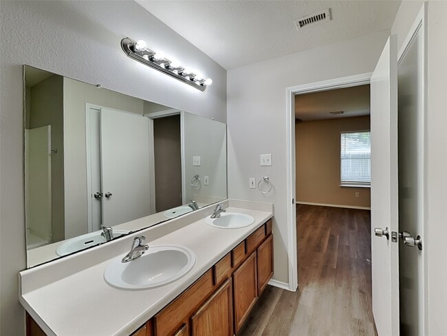Building Photo - 1207 Hannover Blvd