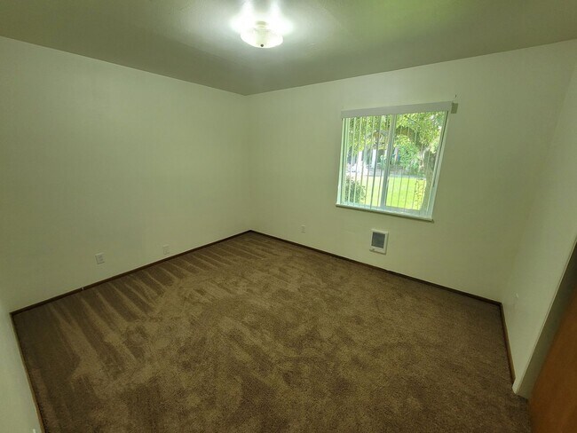 Building Photo - Lovely 2 Bed + 1 Bath in Forest Grove!! Near Pacific University!
