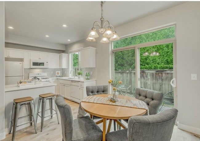 Building Photo - Beautiful Upscale End Unit Townhome with Lots of Updates! Walking Distance to Shopping & More!