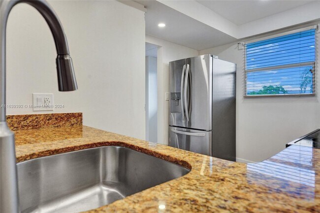 Building Photo - 119 Royal Park Dr