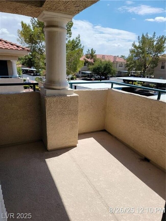 Building Photo - Bright Upstairs Unit with Vaulted Ceilings...