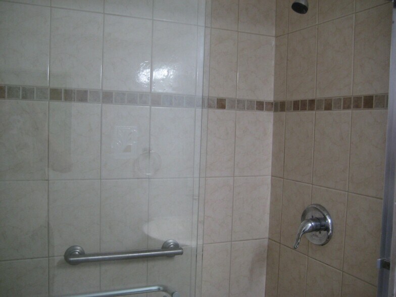 Building Photo - 210 Horizons E