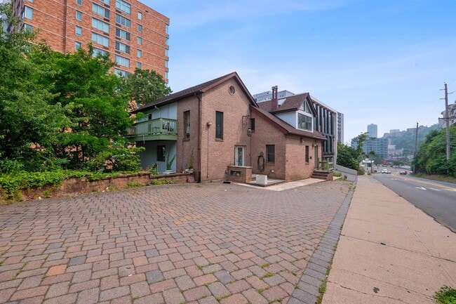 Building Photo - 228 Gorge Rd