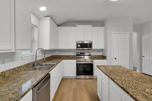 Building Photo - 712 Riverhead Dr