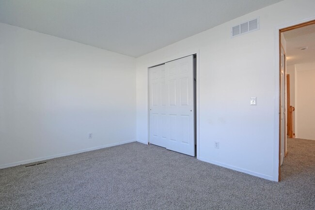 Building Photo - Beautiful 3-Bed 3-Bath Townhouse in Shakopee - Available Now!