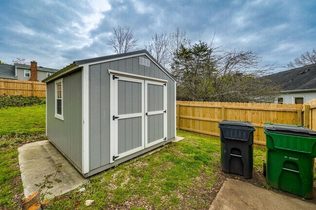 Building Photo - Beautiful 3 bedroom 2 full bath Ranch on a cul-de-sac in Charlotte's Walnut Creek community.