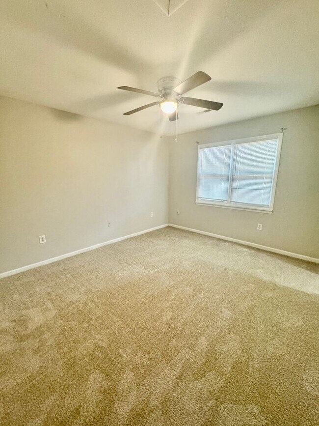 Building Photo - Charming three bedroom, two bathroom home in North Charleston!