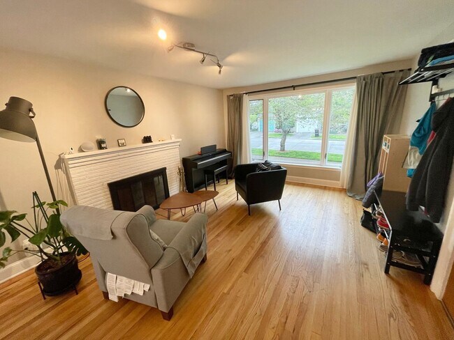 Building Photo - Elegant Three Bedroom Ravenna Home