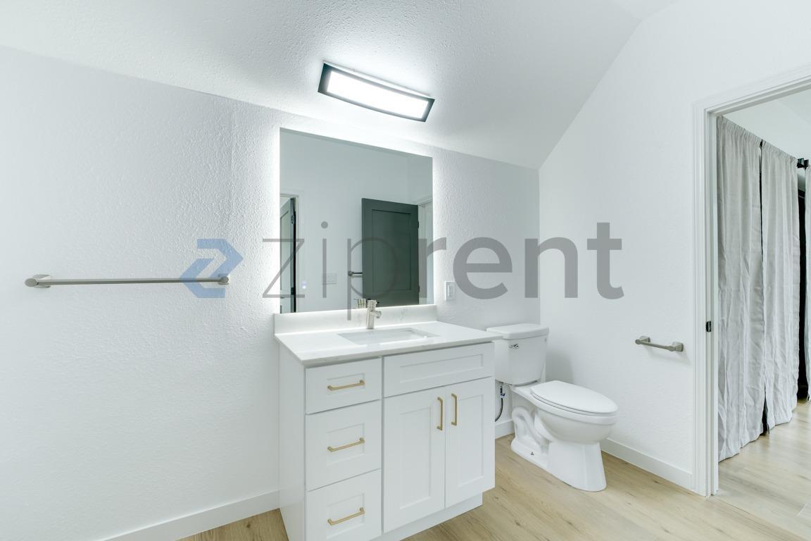 Building Photo - Unit n/a