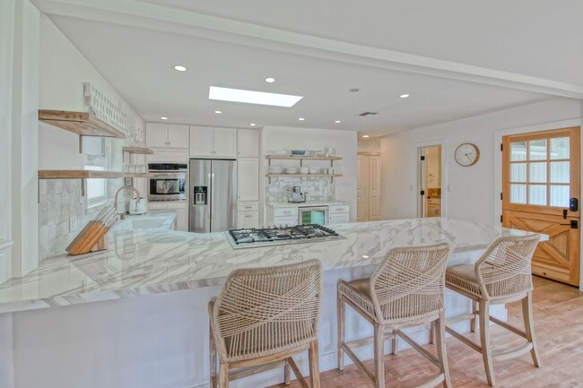 Building Photo - BEAUTIFULLY REMODELED (FURNISHED), 3BR3BA ...