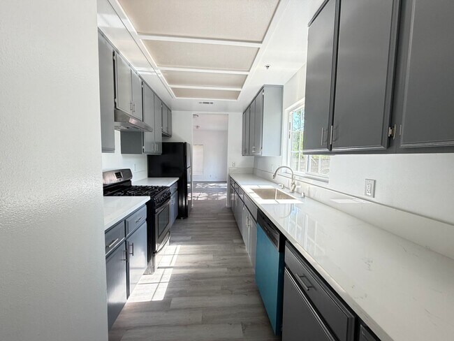 Building Photo - 607Ynez