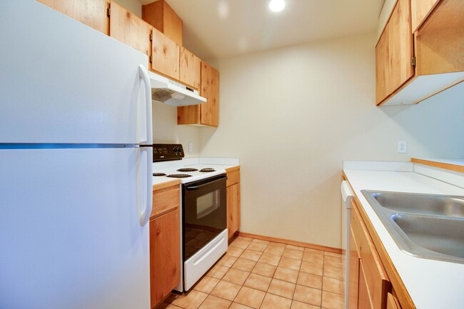 Building Photo - 2144 SW Reindeer Ave