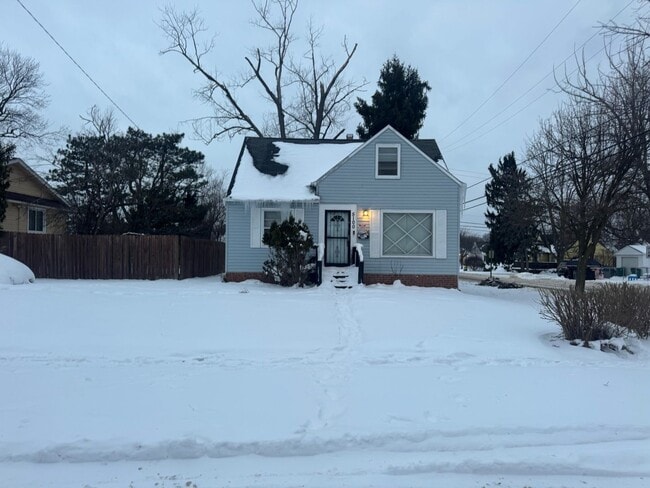 Building Photo - This Charming 3BR Single Family Home!