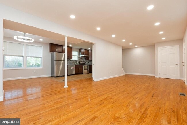 Building Photo - 9004 Roundleaf Way