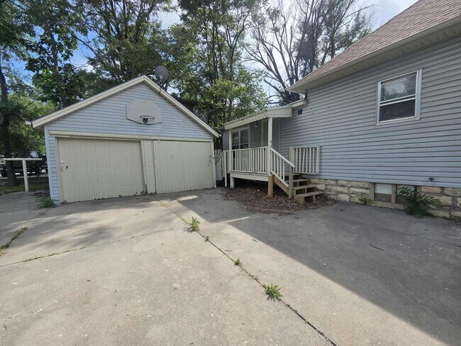 Building Photo - Charming Corner lot for rent!
