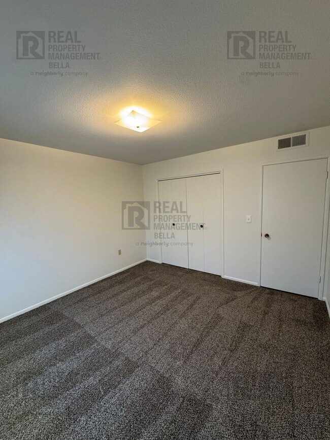 Building Photo - Spacious 3-Bedroom Home with Sunroom & Upg...