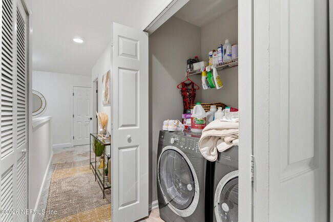 Building Photo - 7990 Baymeadows Rd E