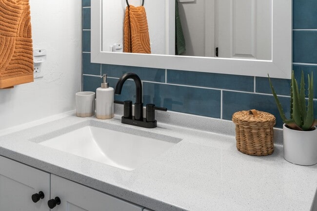 Building Photo - Stylish & Turnkey Furnished 2-BR Daylight ...