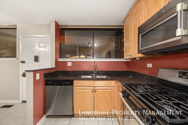 Building Photo - 824 S May St