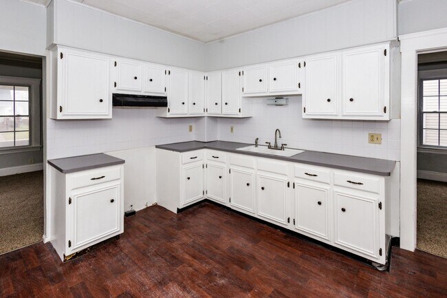 Building Photo - 9903 Sladden Ave