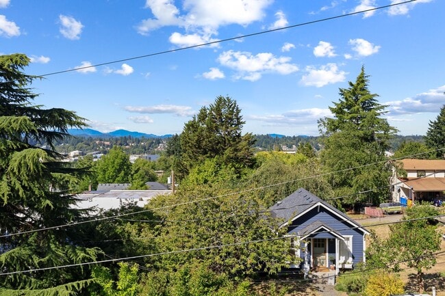 Building Photo - 2720 Sq. Ft. Character Home in downtown Ol...