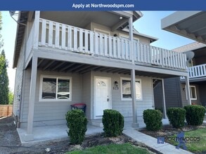 Building Photo - Nice 3 Bedroom 2 Bathroom Downstairs Apart...