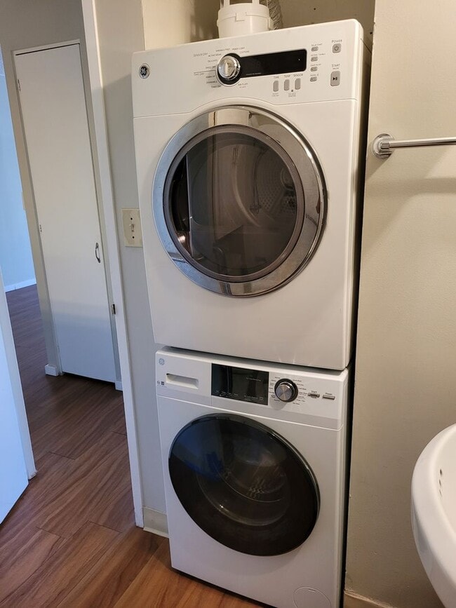 Building Photo - Quiet Makiki unit 1bd, 1bath, 1pkg covered...
