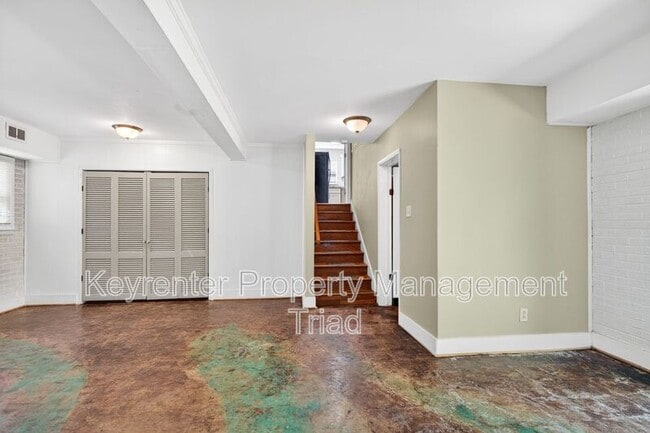 Building Photo - 1821 W Meadowview Rd