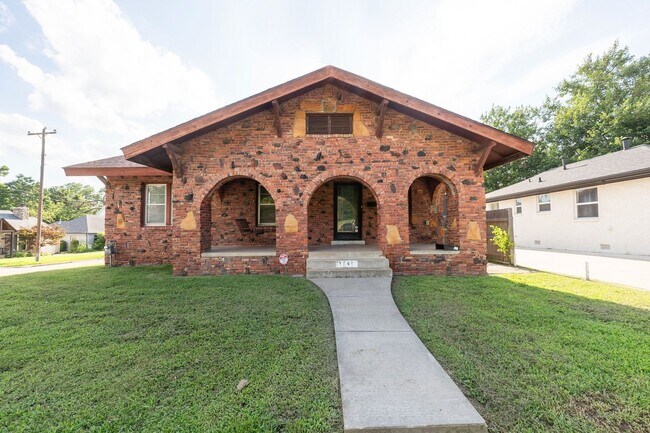 Building Photo - Midtown 3/2 with 2 Car Garage!