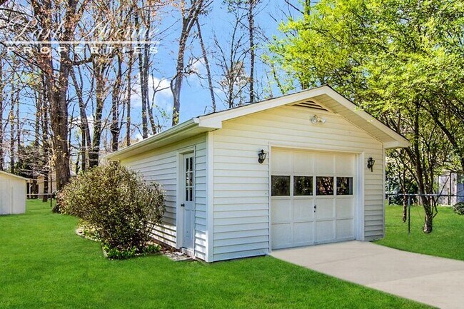Building Photo - 232 Sandlewood Dr