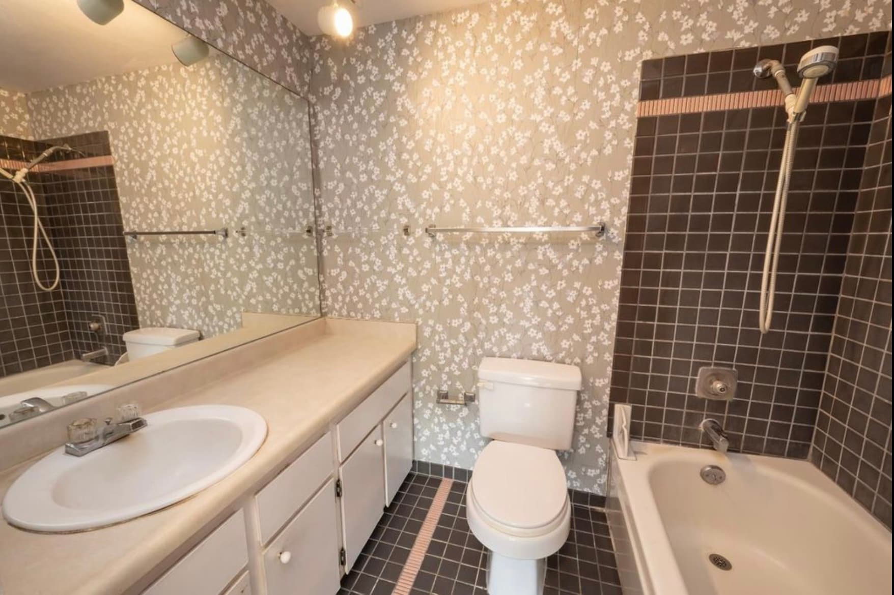 Building Photo - 2180 W Vineyard St