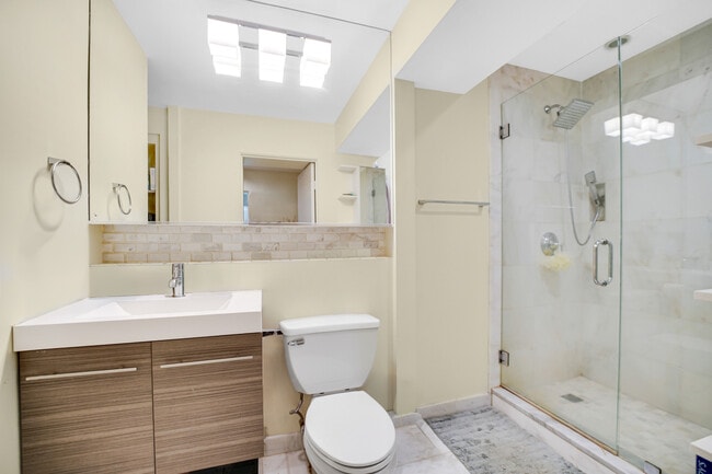 Building Photo - 40 E 9th St