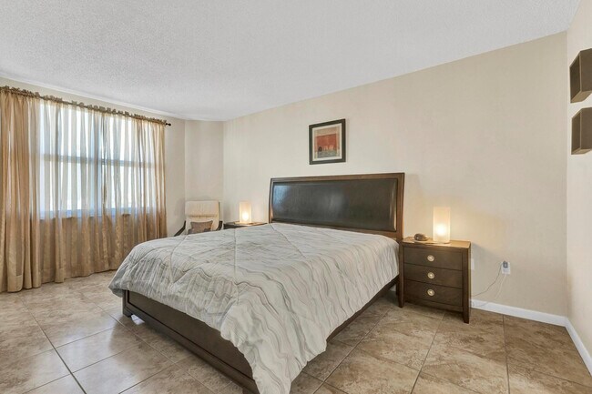 Building Photo - 1985 S Ocean Dr