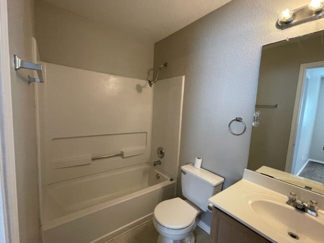 Building Photo - Spacious 3 Bedroom 2 Bath