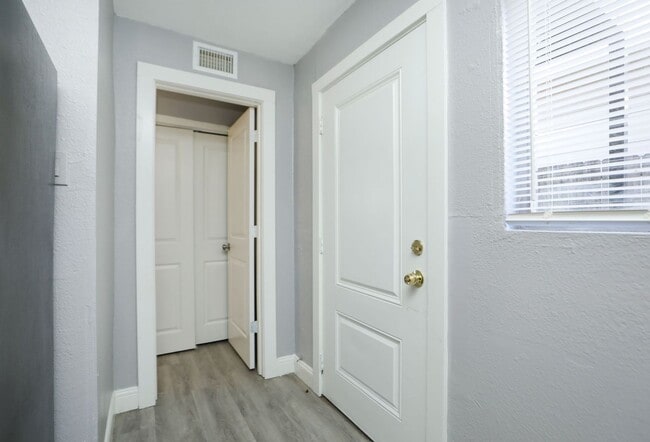 Building Photo - For Lease | 2 Bed, 1 Bath | 800 Sq Ft | Sunnyside Place Community |