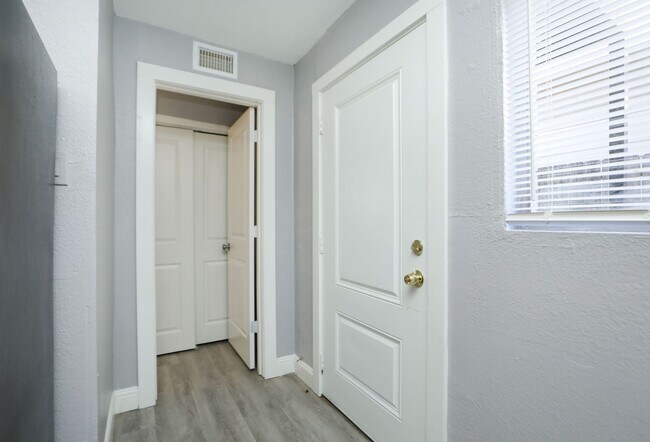 Building Photo - For Lease-Housing Vouchers Accepted | 2 Bed, 1 Bath | 800 Sq Ft | Sunnyside Place Community |
