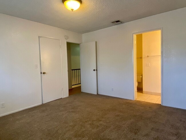 Building Photo - AVAILABLE NOW!!