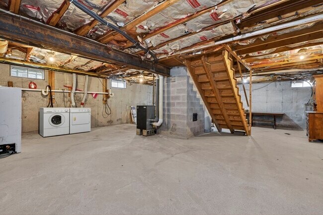 Building Photo - 6 Pine Woods Rd