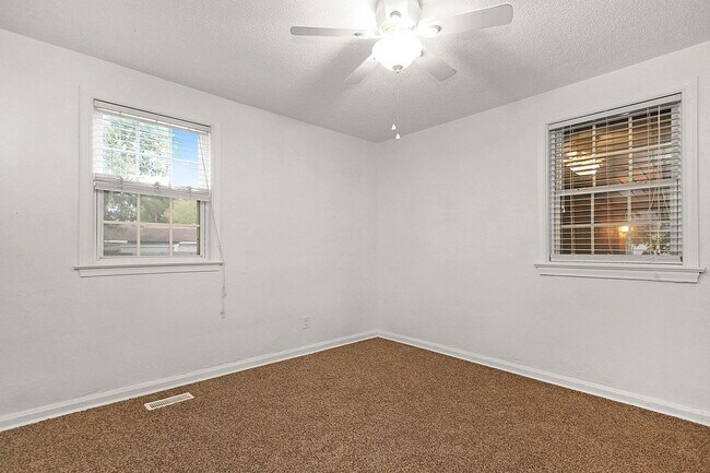 Building Photo - Well-Maintained Home with Spacious Yard and Screened Porch